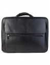 Vetší kožená aktovka na počítač Antony je ideálním doplňkem. Je praktická, hodně členěná aktovka pro muže, kteří potřebují hodně místa a k tomu také prostor pro větší notebook. Aktovka je vyztužena ze všech stran, tak se zabrání případnému poškození uložených věcí. Součástí aktovky je přídavný popruh, díky kterému je aktovku možné pohodlně nosit také na rameno.